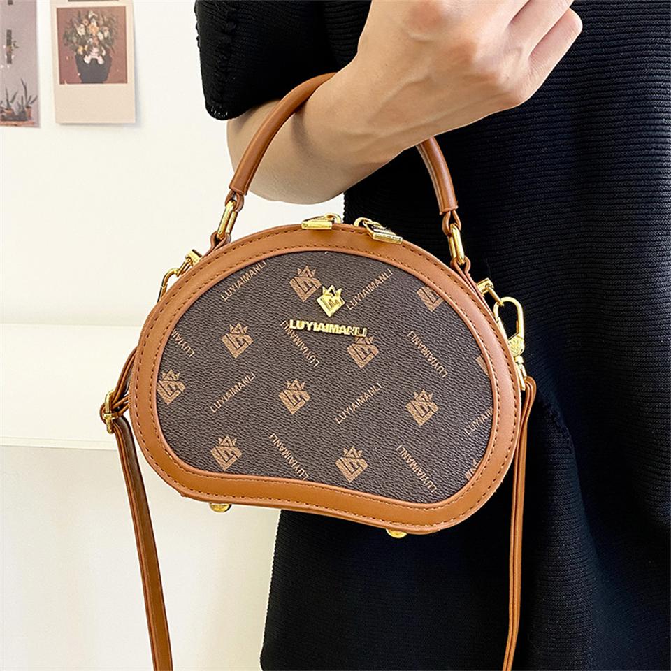 Chic Women’s Crossbody Bag Elegant Oval Design Detachable Strap Fashion and Functionality Premium Leather Ideal
Chic Women’s Crossbody Bag Elegant Oval Design Detachable Strap Fashion and Functionality Premium Leather Ideal