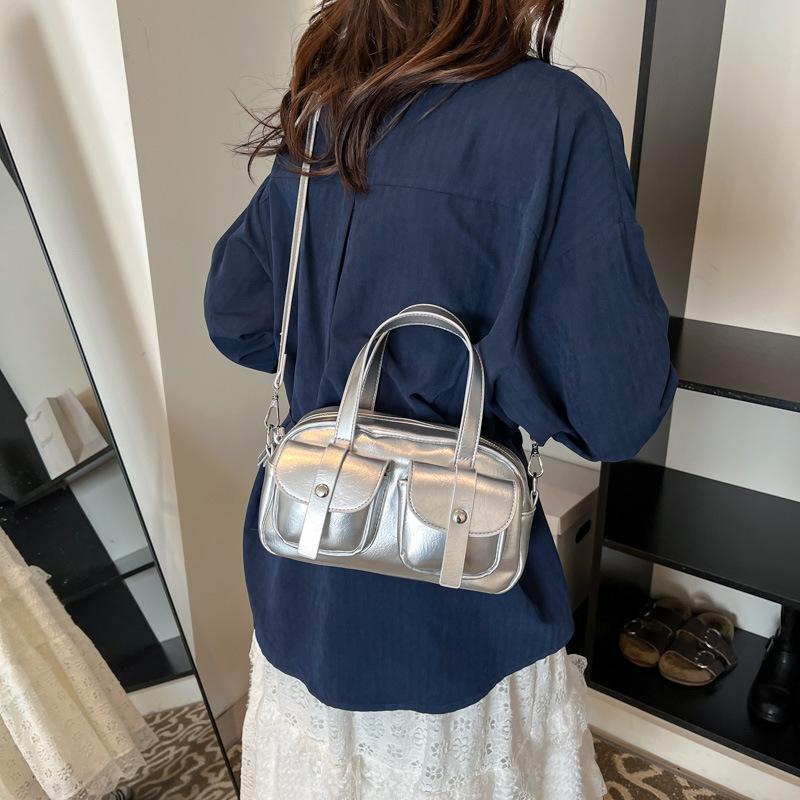 Commuter large-capacity bag women s 2025 new fashion versatile shoulder messenger bag spring and summer portable Boston bag срібний
Commuter large-capacity bag women s 2025 new fashion versatile shoulder messenger bag spring and summer portable Boston bag срібний