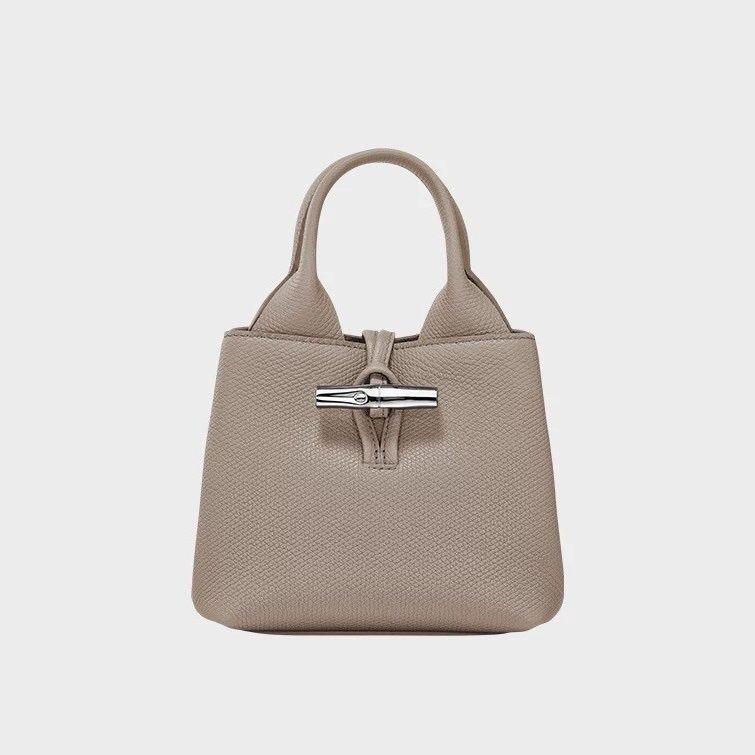 Dragon Xiang Versatile Handbag: Trendy Lychee Grain Bucket with Bamboo Handle Crossbody. Small with Box
Dragon Xiang Versatile Handbag: Trendy Lychee Grain Bucket with Bamboo Handle Crossbody. Small with Box