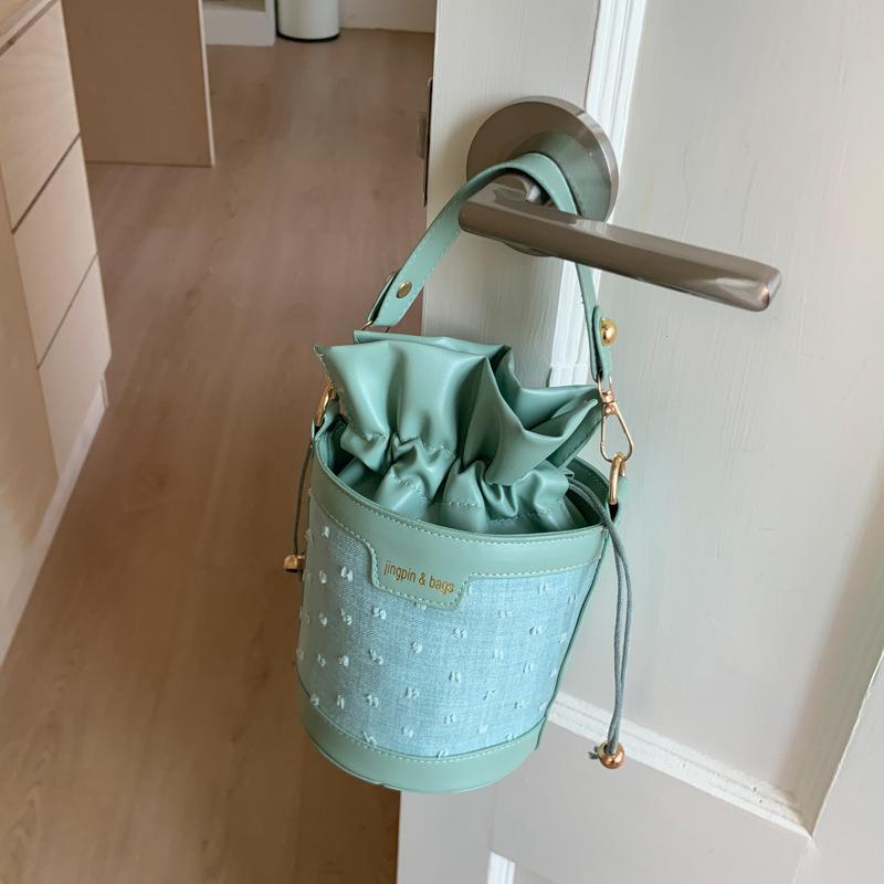 Summer new trend bucket cylinder bag niche storage portable shoulder messenger bag зелёный
Summer new trend bucket cylinder bag niche storage portable shoulder messenger bag зелёный
