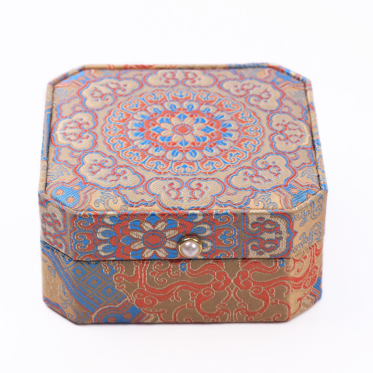 Chinese Embroidered Octagonal Jewelry Box Hinge Ancient Style Jade Artifacts Bracelet Stationery Gift Box Packaging and Storage 12x12x5.8cm
Chinese Embroidered Octagonal Jewelry Box Hinge Ancient Style Jade Artifacts Bracelet Stationery Gift Box Packaging and Storage 12x12x5.8cm