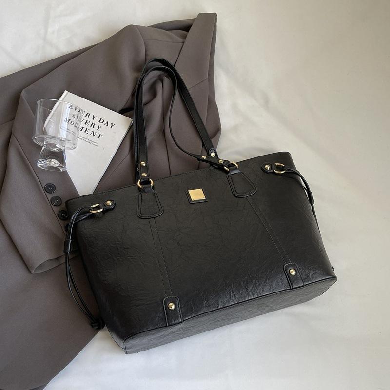 2024 новая высококачественная сумка-тоут женская модная осенне-зимняя ретро-сумка через плечо большой вместимости для поездок на работу
2024 новая высококачественная сумка-тоут женская модная осенне-зимняя ретро-сумка через плечо большой вместимости для поездок на работу