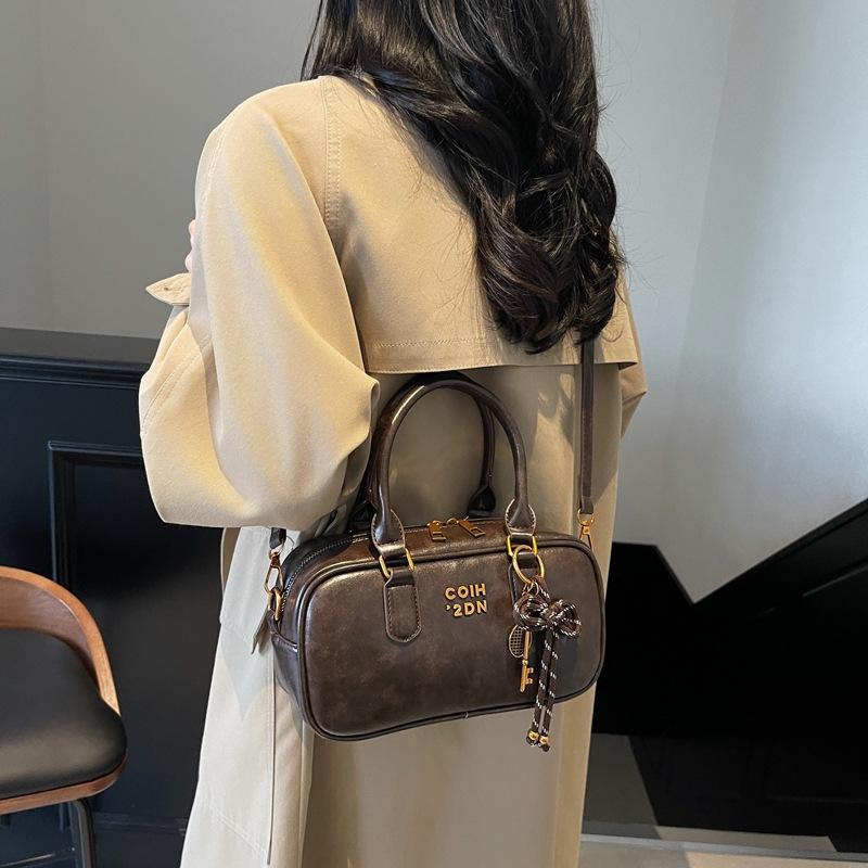 Hand carry baseball bag women s retro versatile shoulder bag autumn and winter niche high-end casual women s bag
Hand carry baseball bag women s retro versatile shoulder bag autumn and winter niche high-end casual women s bag
