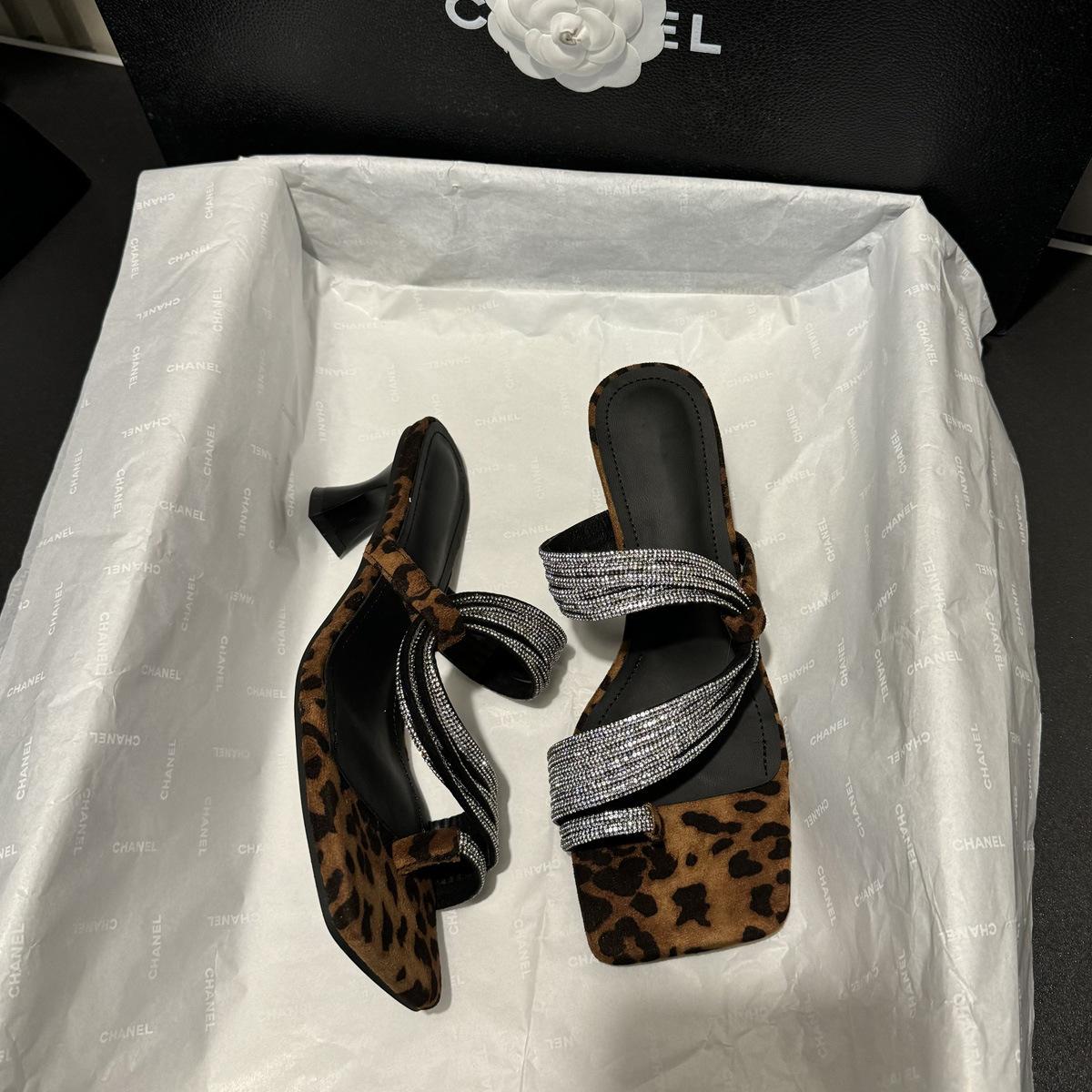 Темпераментный набор носок стразы слово с крутыми шлепанцами женская голова леопардовый принт с юбкой высокий каблук сандалии 39
Темпераментный набор носок стразы слово с крутыми шлепанцами женская голова леопардовый принт с юбкой высокий каблук сандалии 39