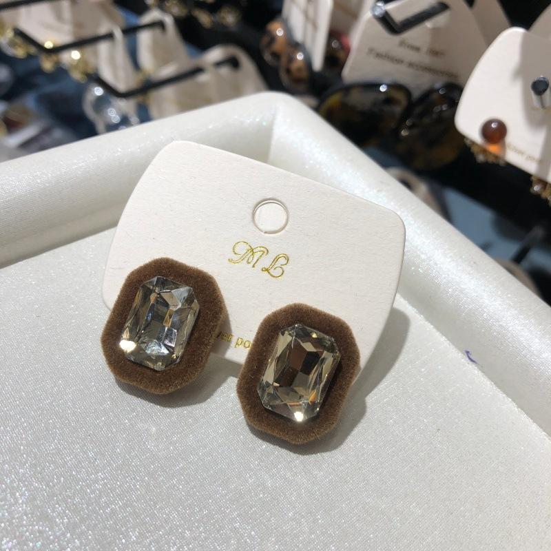 Korean new design fashion jewelry square black flocking luxury crystal autumn winter earrings elegant women s party accessories темно-коричневого кольору
Korean new design fashion jewelry square black flocking luxury crystal autumn winter earrings elegant women s party accessories темно-коричневого кольору