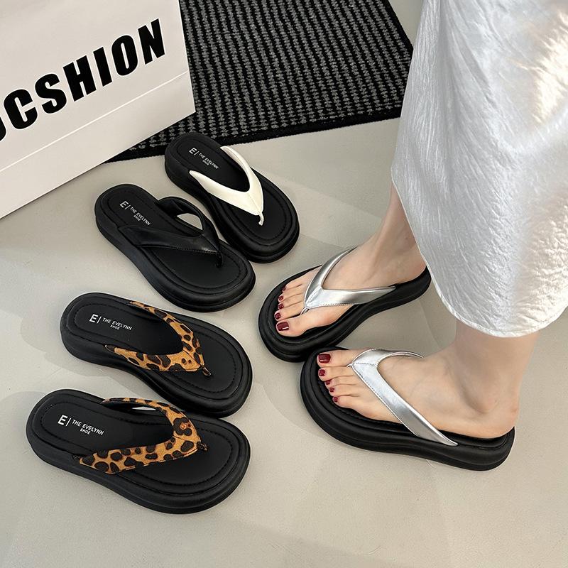 Black non-slip thick-soled flip-flops for women s summer wear 2025 new versatile beach cool slippers 40
Black non-slip thick-soled flip-flops for women s summer wear 2025 new versatile beach cool slippers 40