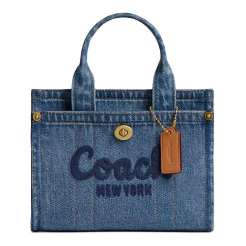 COACH Cargo 20 Cursive Logo Embroidery Denim Tote Bag Tote Bag Shopping Bag Crossbody Shoulder Handbag Small Women s Indigo синій
COACH Cargo 20 Cursive Logo Embroidery Denim Tote Bag Tote Bag Shopping Bag Crossbody Shoulder Handbag Small Women s Indigo синій