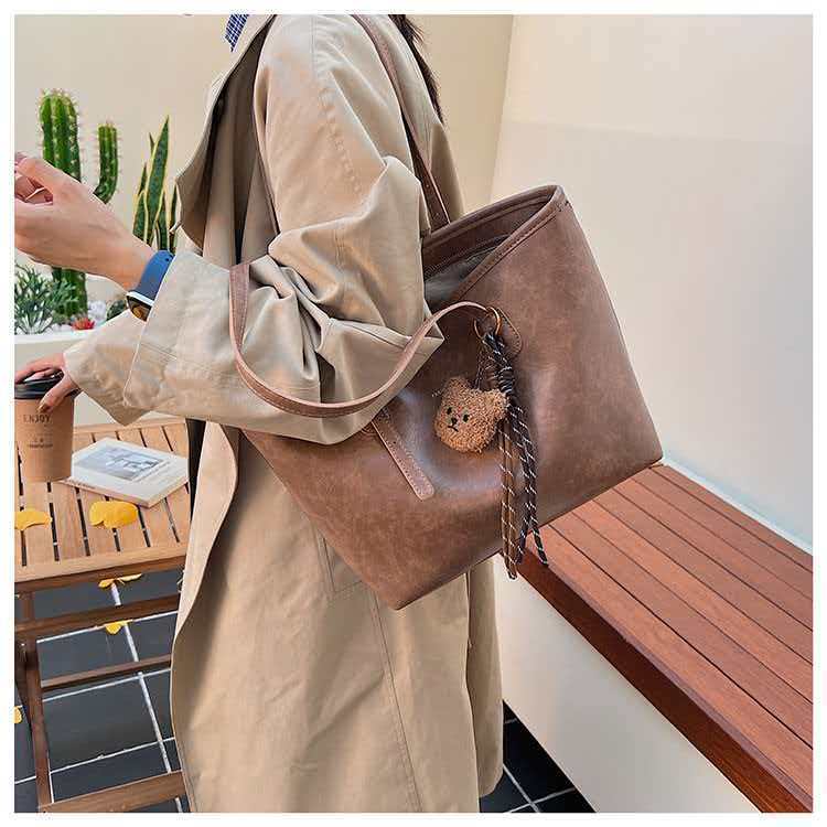 Large-capacity Retro Underarm Bag Women s Casual Commuting Shoulder Popular Tote 38x10x26 single package хакі
Large-capacity Retro Underarm Bag Women s Casual Commuting Shoulder Popular Tote 38x10x26 single package хакі