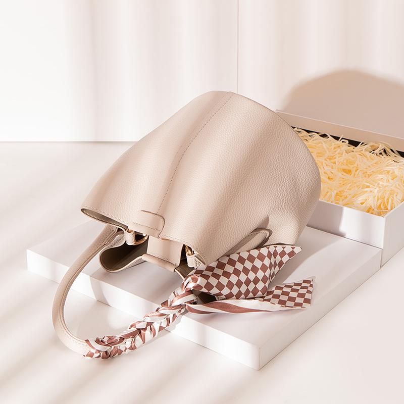 Summer small bucket bag women s high-end bag 2025 new niche vegetable basket women s bag super hot portable messenger bag
Summer small bucket bag women s high-end bag 2025 new niche vegetable basket women s bag super hot portable messenger bag