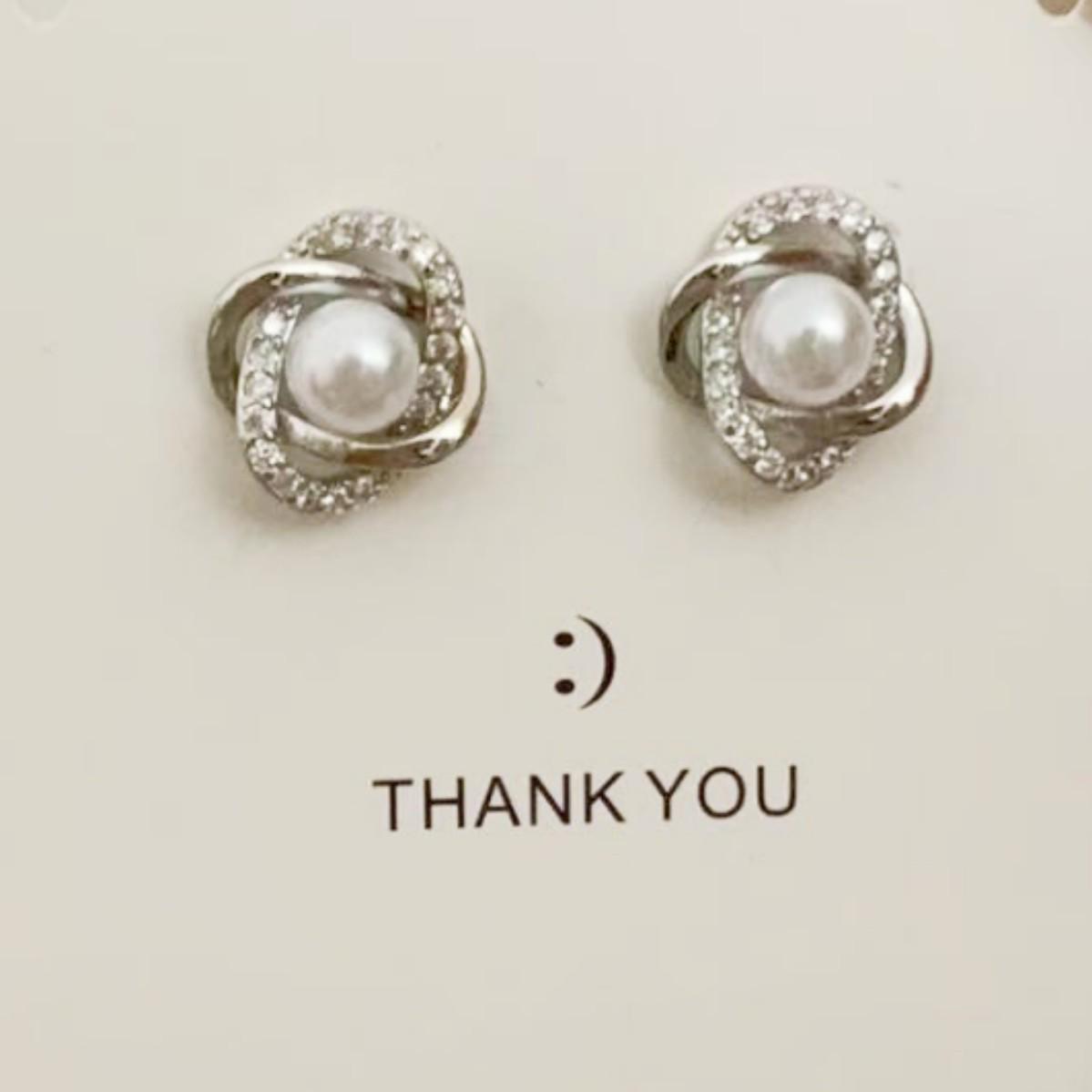 Korean Luxury Pearl & Rhinestone Floral Stud Earrings for Women
Korean Luxury Pearl & Rhinestone Floral Stud Earrings for Women