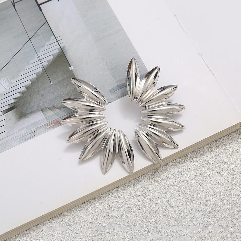 Преувеличенные серьги-подвески в форме веера для женщин, металлические геометрические серьги-подвески золотого цвета, европейские украшения для ушей для женщин серебряный
Преувеличенные серьги-подвески в форме веера для женщин, металлические геометрические серьги-подвески золотого цвета, европейские украшения для ушей для женщин серебряный