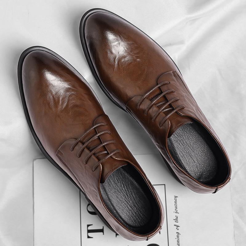 Leather shoes men s autumn retro hand-scratched formal wear men s shoes pointed inner height increase trendy men s leather shoes 2025 37
Leather shoes men s autumn retro hand-scratched formal wear men s shoes pointed inner height increase trendy men s leather shoes 2025 37