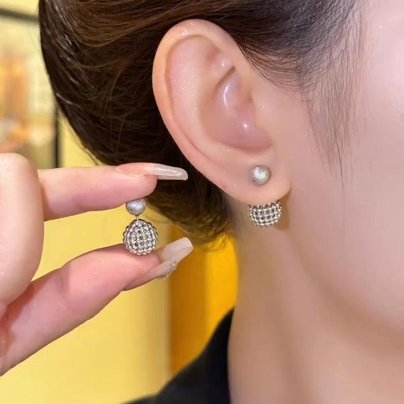 Matte hollow round hazelnut stud earrings simple and unique design earrings fashion versatile earrings high sense
Matte hollow round hazelnut stud earrings simple and unique design earrings fashion versatile earrings high sense