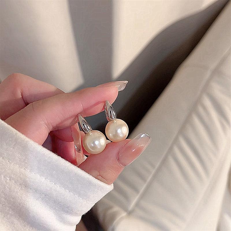 Champagne Pearl Socialite Earrings - Versatile Autumn/Winter Fashion
Champagne Pearl Socialite Earrings - Versatile Autumn/Winter Fashion