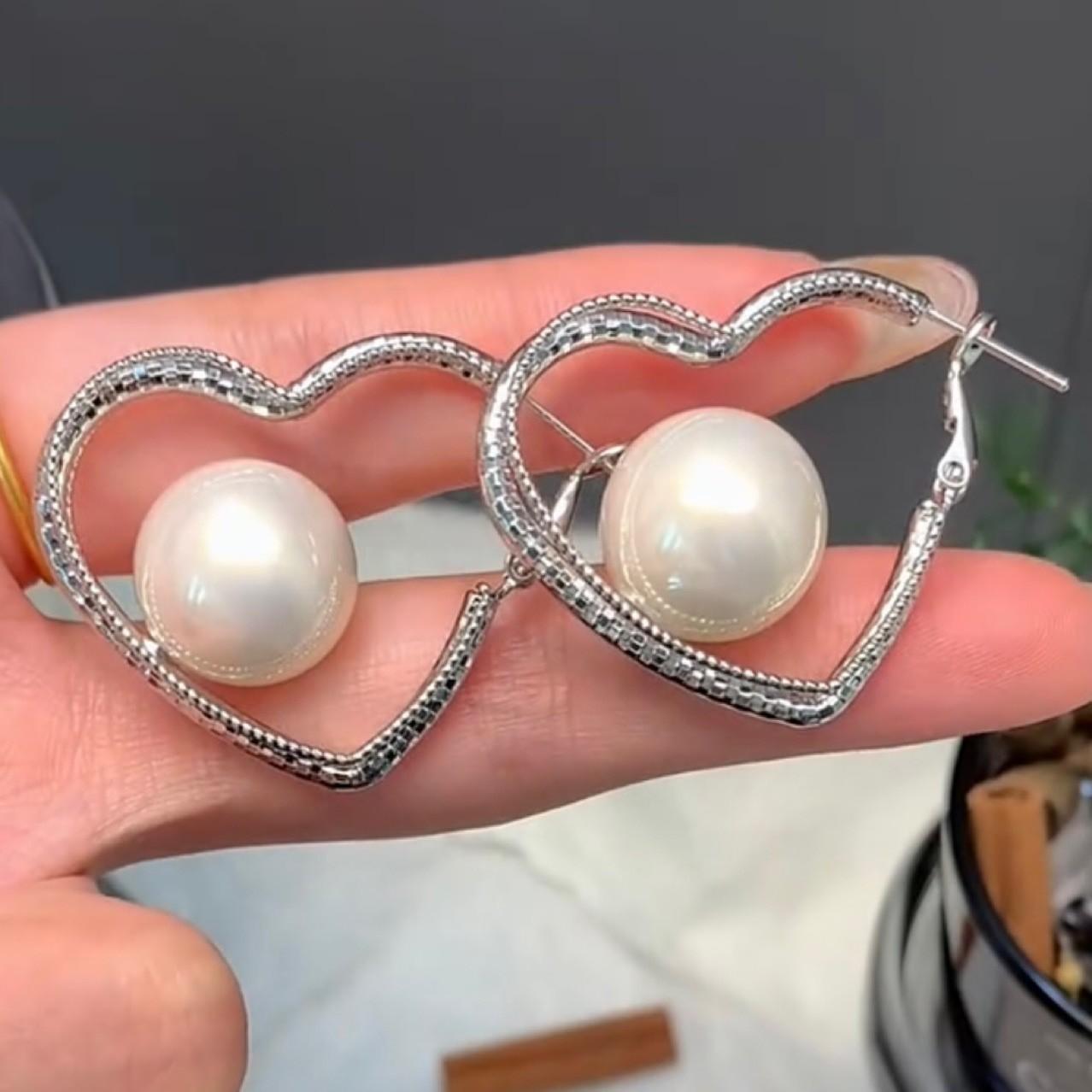 Simple fashion love pearl earrings femininity high-end earrings ear buckles exaggerated personality versatile earrings new срібний
Simple fashion love pearl earrings femininity high-end earrings ear buckles exaggerated personality versatile earrings new срібний