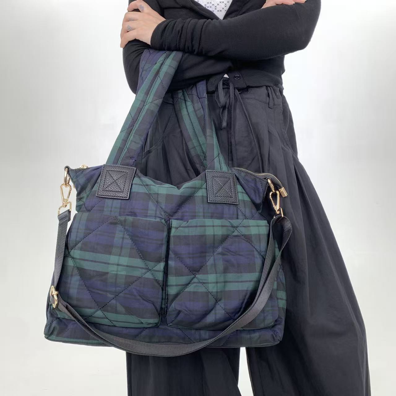Ladies Fashionable Stitched Diamond Grid Multi Pocket Shoulder Bag with Large Capacity and Personalized Color Blocking Single Shoulder Crossbody Bag зелёный
Ladies Fashionable Stitched Diamond Grid Multi Pocket Shoulder Bag with Large Capacity and Personalized Color Blocking Single Shoulder Crossbody Bag зелёный