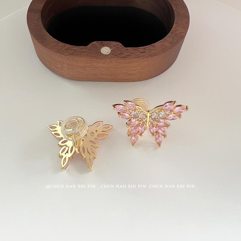 Butterfly two-color zircon ear clips without ear piercings, new unique design stud earrings, premium light luxury earrings, mosquito coil earrings.
Butterfly two-color zircon ear clips without ear piercings, new unique design stud earrings, premium light luxury earrings, mosquito coil earrings.