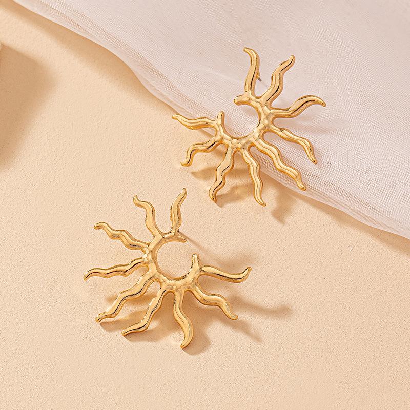 Vintage Metal Sun Shape Stud Earrings for Women Exaggerated Gold Color Irregular Geometric Personality Earrings Zircon Gifts
Vintage Metal Sun Shape Stud Earrings for Women Exaggerated Gold Color Irregular Geometric Personality Earrings Zircon Gifts