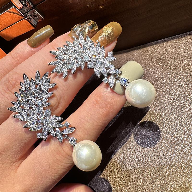 Huitan Gorgeous Leaves Design Imitation Pearl Dangle Earrings Women for Wedding Party Temperament Elegant Lady Earrings Zircon
Huitan Gorgeous Leaves Design Imitation Pearl Dangle Earrings Women for Wedding Party Temperament Elegant Lady Earrings Zircon