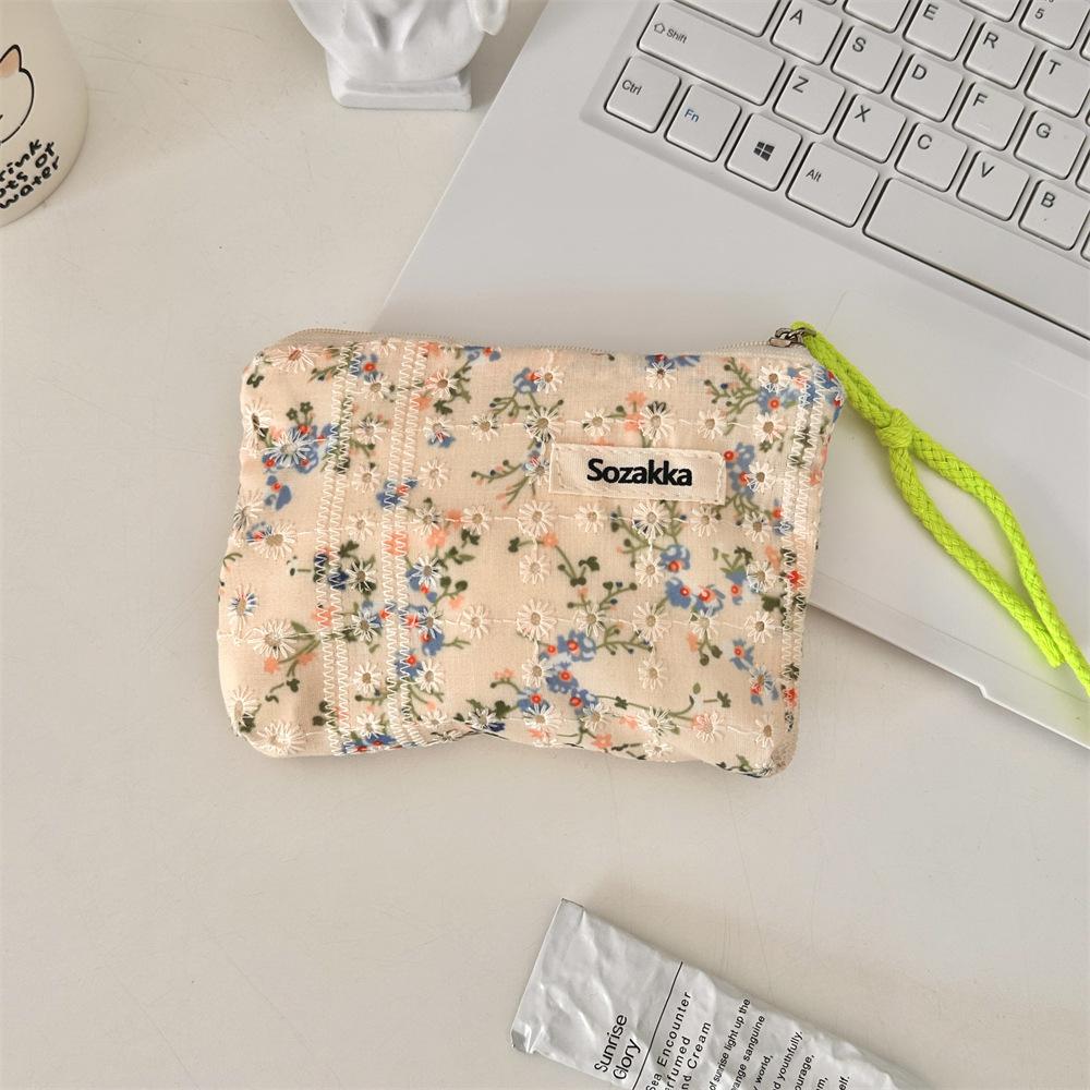 410111 small cosmetic bag, fresh and small floral portable makeup storage bag, clutch bag, zipper lipstick storage.
410111 small cosmetic bag, fresh and small floral portable makeup storage bag, clutch bag, zipper lipstick storage.
