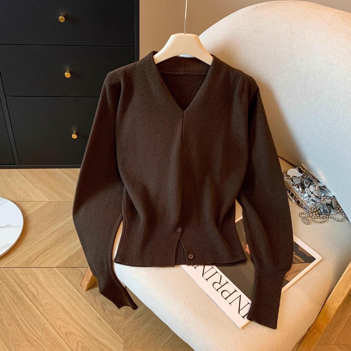 Andy velvet V-neck knitted sweater new in autumn and winter design sense elegant temperament solid color split sweater one size fits all темно-коричневого кольору
Andy velvet V-neck knitted sweater new in autumn and winter design sense elegant temperament solid color split sweater one size fits all темно-коричневого кольору