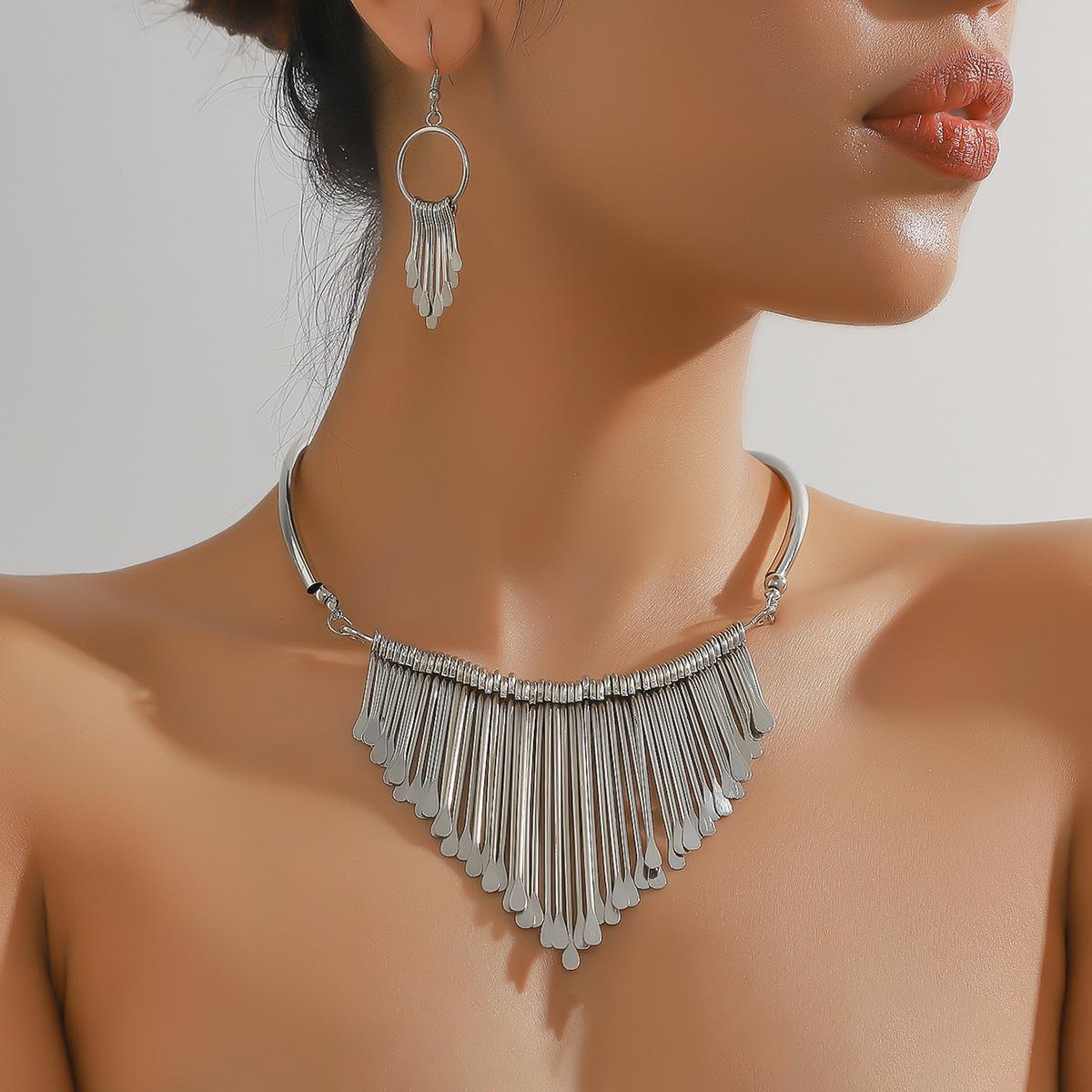 JMXD-Персональність Перебільшений холодний вітер Намисто з бахромою Геометричне коло Високоякісні сережки Комір Комплект ювелірних виробів
JMXD-Персональність Перебільшений холодний вітер Намисто з бахромою Геометричне коло Високоякісні сережки Комір Комплект ювелірних виробів