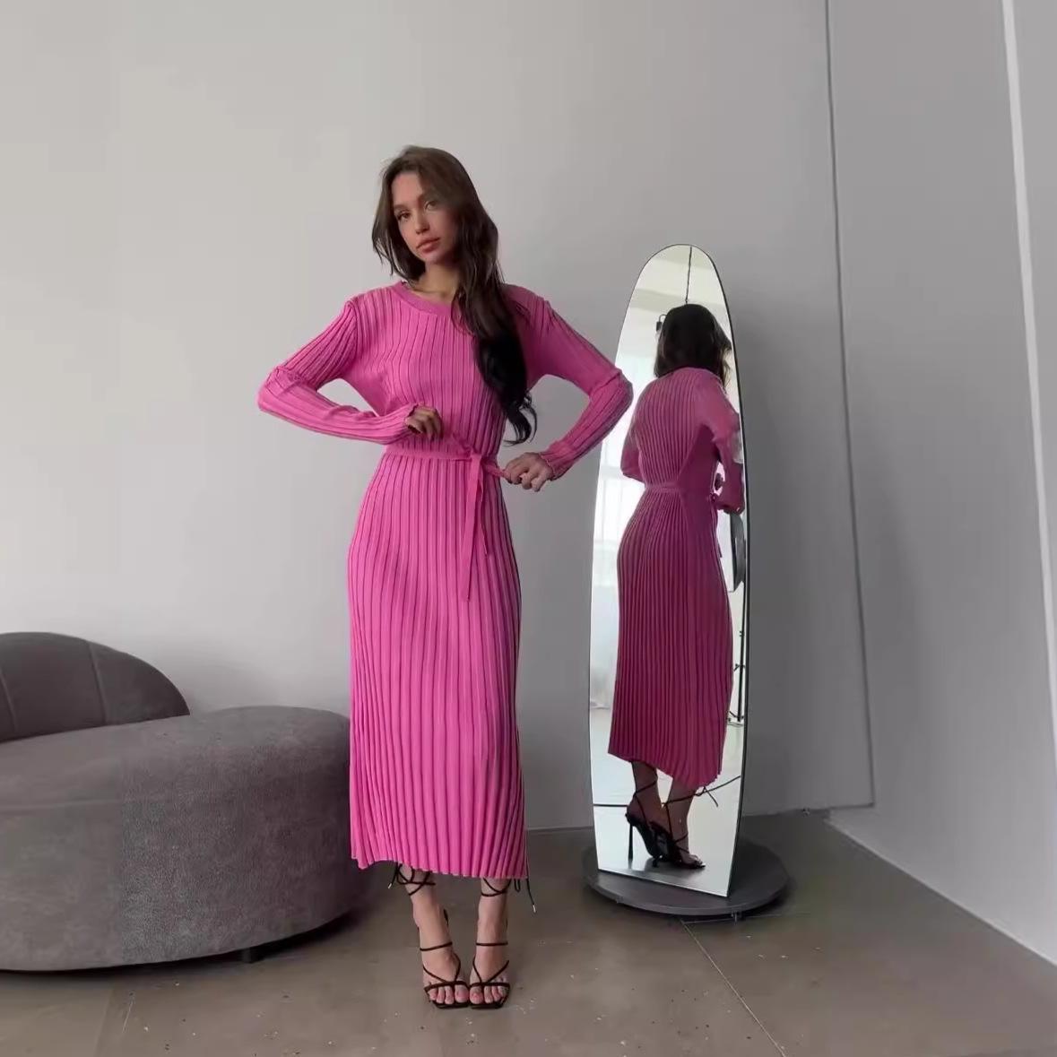 Женское вязаное длинное платье облегающего кроя однотонной расцветки с круглым вырезом, осень 2024 Small яркий розовый