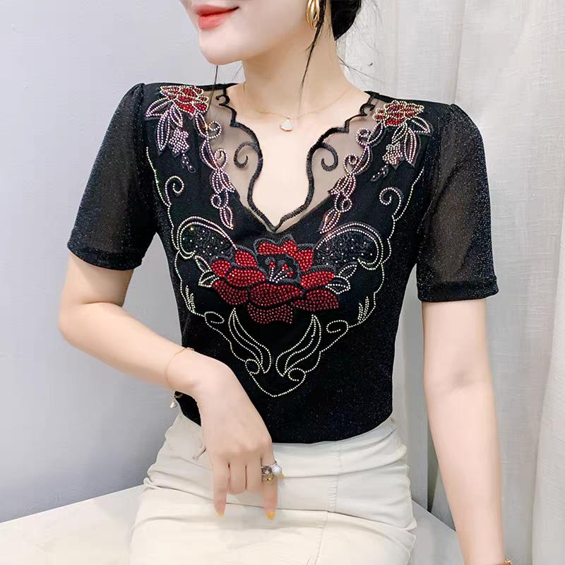 Women s European Summer T-Shirt Sexy V-Neck Shiny Flowers Hot Diamonds Tops Streetwear Girl Short Sleeve Slim Mesh Tees M
Women s European Summer T-Shirt Sexy V-Neck Shiny Flowers Hot Diamonds Tops Streetwear Girl Short Sleeve Slim Mesh Tees M