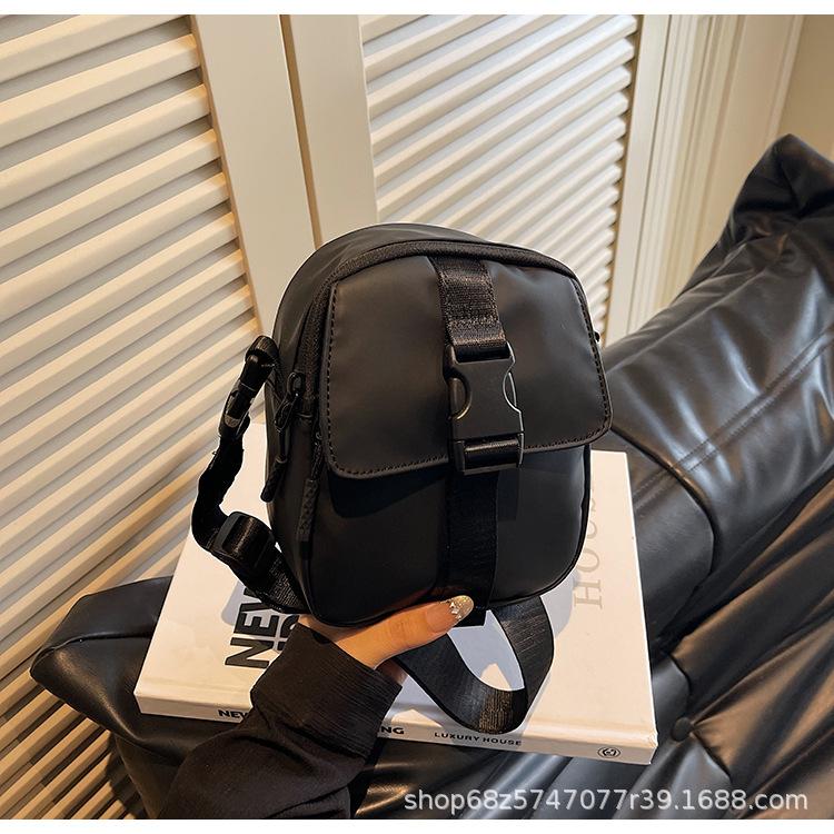 Vertical waterproof trendy brand sports fashion versatile commuter crossbody bag solid color 2025 new casual small bag shoulder bag чёрный
Vertical waterproof trendy brand sports fashion versatile commuter crossbody bag solid color 2025 new casual small bag shoulder bag чёрный