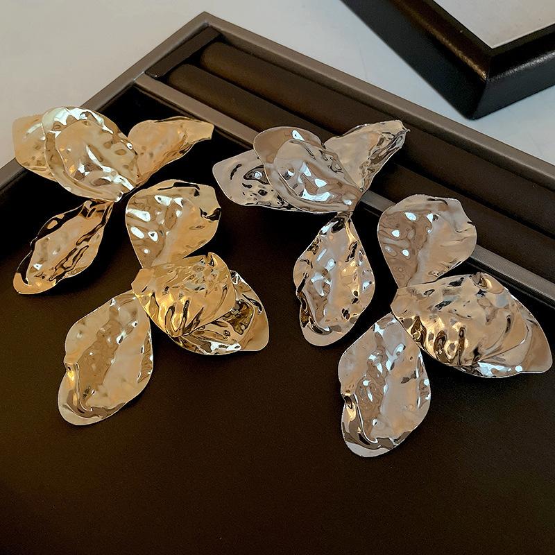 Metal pleated flower earrings exaggerated personality design earrings fashion high sense earrings
Metal pleated flower earrings exaggerated personality design earrings fashion high sense earrings