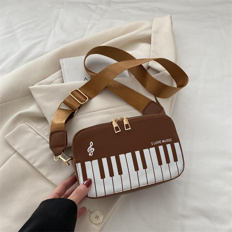 Funny small square bag 2025 spring new printed women s bag wide shoulder strap camera bag single shoulder messenger women s bag printed bag коричневий
Funny small square bag 2025 spring new printed women s bag wide shoulder strap camera bag single shoulder messenger women s bag printed bag коричневий