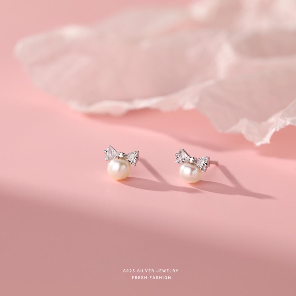 Korea Exquisite Vintage Zircon Pearl Bow Sweet Stud Earrings for Women 925 Sterling Silver Jewelry срібний
Korea Exquisite Vintage Zircon Pearl Bow Sweet Stud Earrings for Women 925 Sterling Silver Jewelry срібний