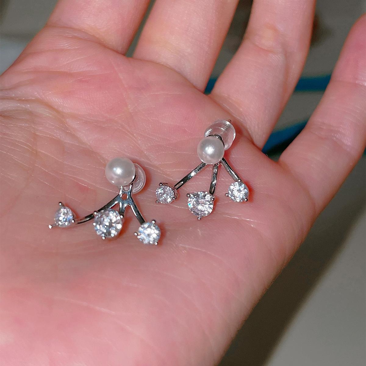 925 серебряные серьги-гвоздики с цирконием женские легкие роскошные серьги в стиле Mori lady с жемчугом изысканные нишевые серьги высокого класса новые 925 silver needle
925 серебряные серьги-гвоздики с цирконием женские легкие роскошные серьги в стиле Mori lady с жемчугом изысканные нишевые серьги высокого класса новые 925 silver needle