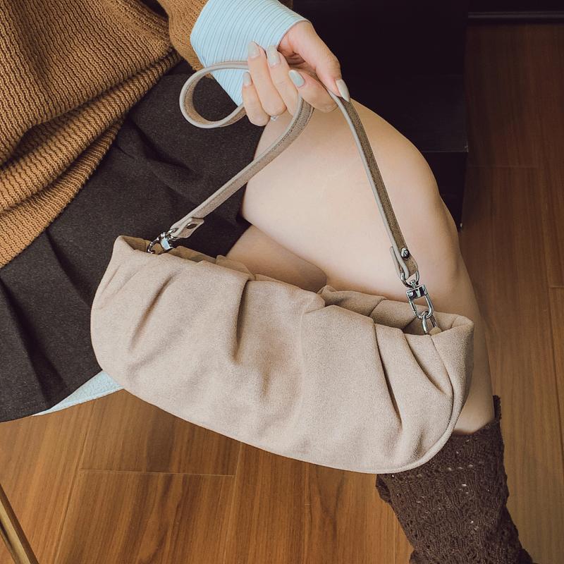 Retro Cloud Velvet Women s Handbag Folded Knot Single Shoulder Underarm Bag PU Leather Medium Size Soft Magnetic Buckle Open 21X7X16cm
Retro Cloud Velvet Women s Handbag Folded Knot Single Shoulder Underarm Bag PU Leather Medium Size Soft Magnetic Buckle Open 21X7X16cm