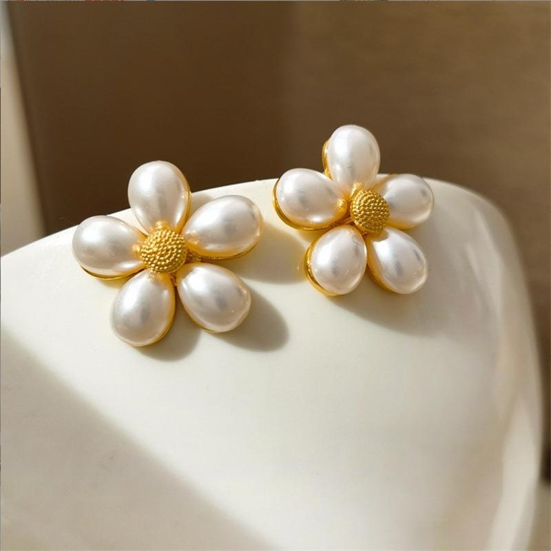 Silver Needle Gentle Retro French Pearl Flower Earrings Temperament New Earrings Simple Design Earrings золотий
Silver Needle Gentle Retro French Pearl Flower Earrings Temperament New Earrings Simple Design Earrings золотий