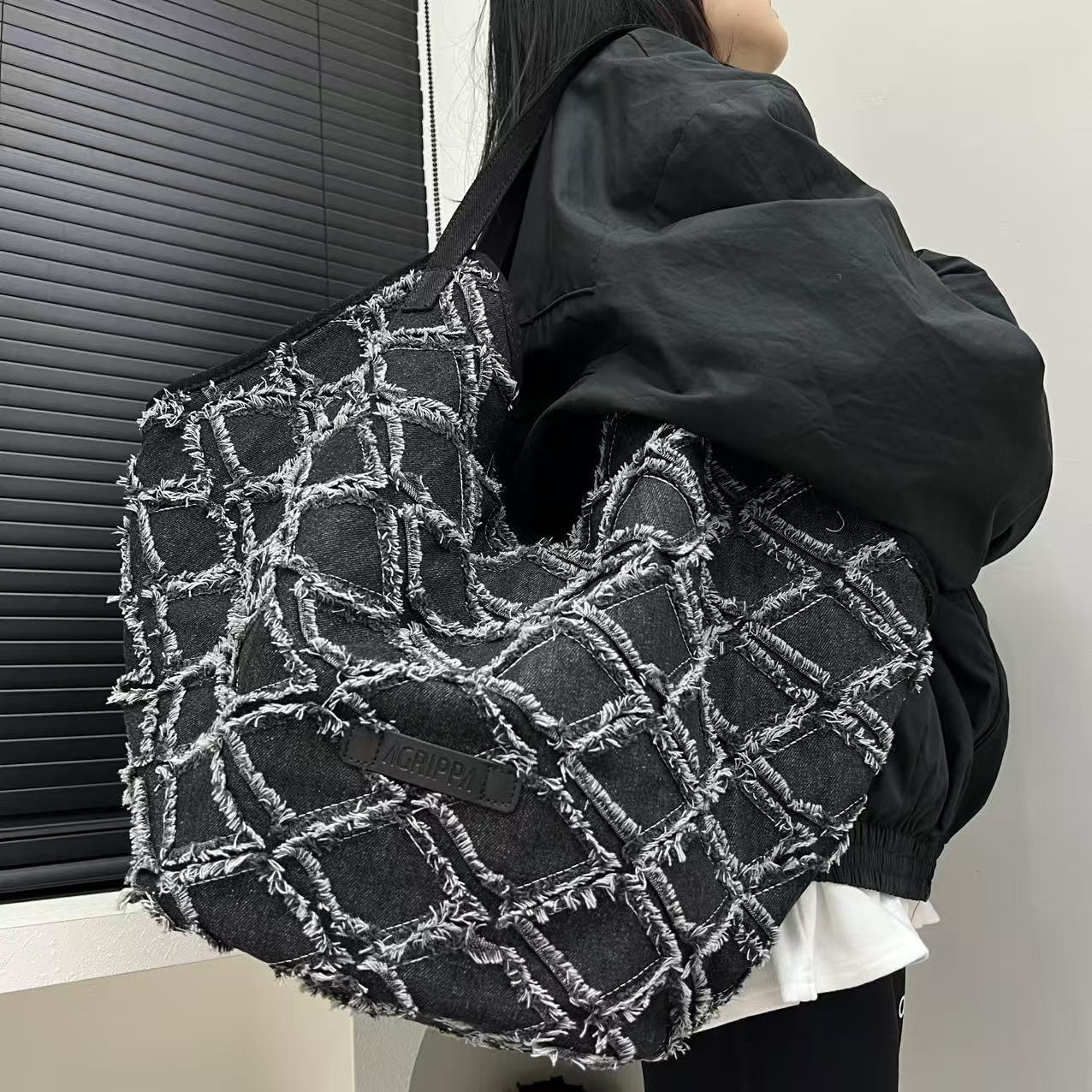 Edging Tassel Denim Bag Personalized Rhombus Embroidery Thread Splicing Casual Big Bag синій
Edging Tassel Denim Bag Personalized Rhombus Embroidery Thread Splicing Casual Big Bag синій