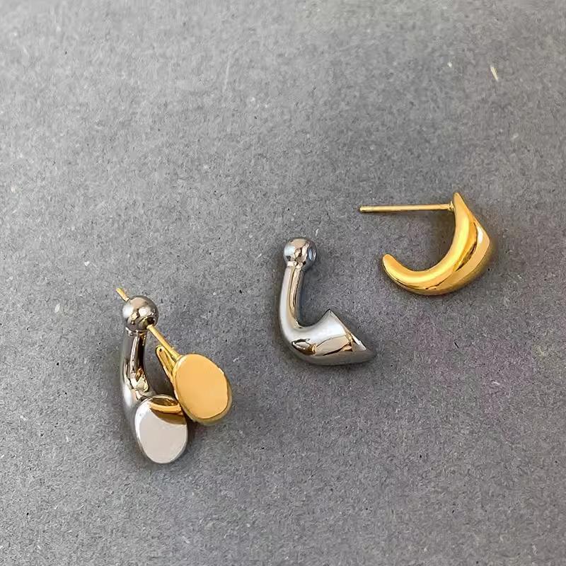 Silver needle design sense, metal rotation, color contrast, front and rear hanging high-end earrings, a two-wearing stud earrings hipster woman
Silver needle design sense, metal rotation, color contrast, front and rear hanging high-end earrings, a two-wearing stud earrings hipster woman
