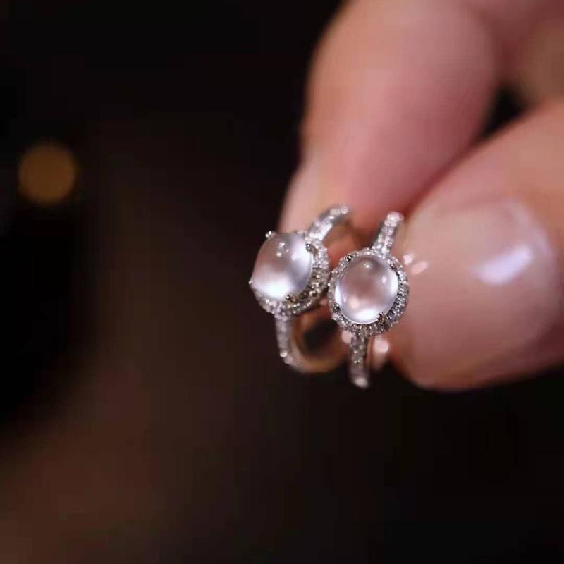 Natural high ice chalcedony round earrings for women inlaid zircon hoop earings exquisite light luxurious daily jewelry
Natural high ice chalcedony round earrings for women inlaid zircon hoop earings exquisite light luxurious daily jewelry
