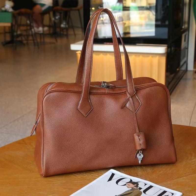 Genuine Leather Women s Bag First-layer Cowhide TC Victoria Casual Large-capacity Handbag About 35x23x15cm
Genuine Leather Women s Bag First-layer Cowhide TC Victoria Casual Large-capacity Handbag About 35x23x15cm