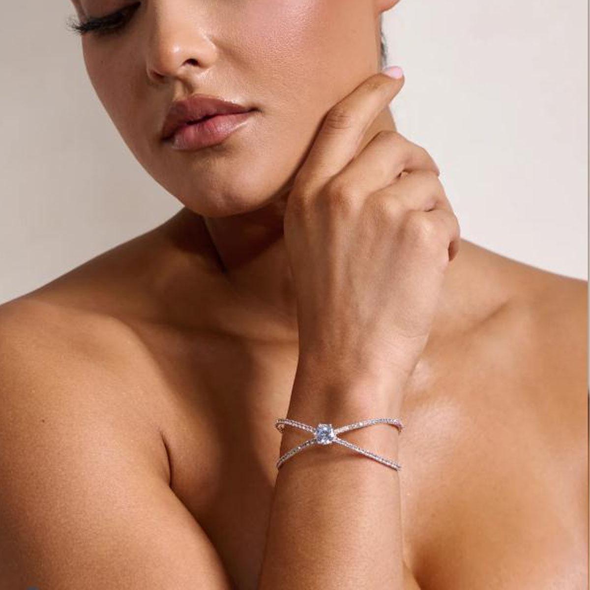 Браслет-крестик наполнен стразами, легкими роскошными суперблестящими европейскими и американскими популярными простыми и модными аксессуарами для рук серебряный
Браслет-крестик наполнен стразами, легкими роскошными суперблестящими европейскими и американскими популярными простыми и модными аксессуарами для рук серебряный