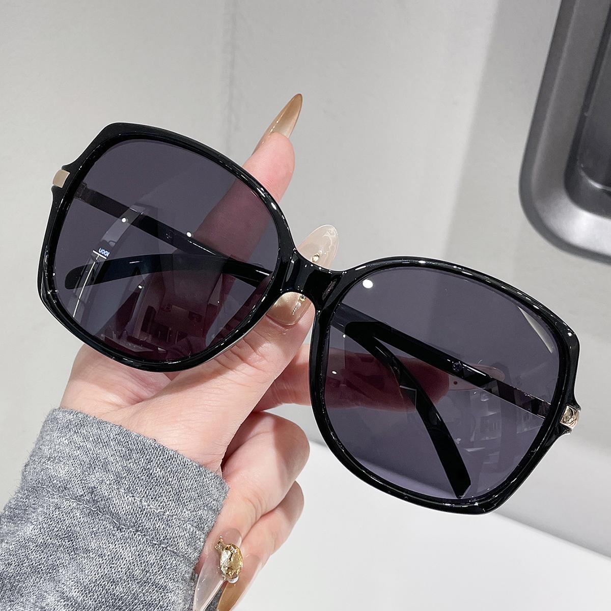 Retro Large round Frame Glasses Unisex Fashion Eyewear with Color Block Temple Design for Daily Wear And Driving чорний
Retro Large round Frame Glasses Unisex Fashion Eyewear with Color Block Temple Design for Daily Wear And Driving чорний