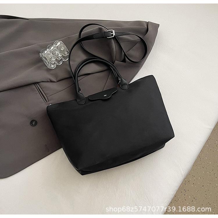 Large-capacity simple tote bag 2025 summer new trendy simple shoulder bag fashionable retro crossbody bag bag for women
Large-capacity simple tote bag 2025 summer new trendy simple shoulder bag fashionable retro crossbody bag bag for women