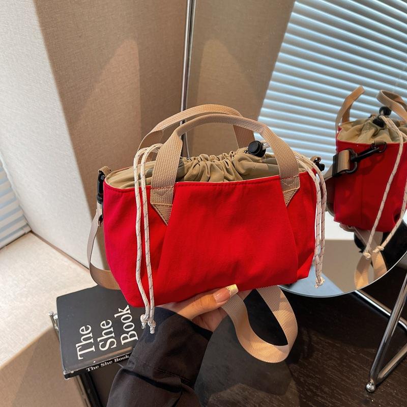 Super fire niche portable canvas bag women s summer fashion contrasting shoulder bag to work commuter messenger bag красный
Super fire niche portable canvas bag women s summer fashion contrasting shoulder bag to work commuter messenger bag красный