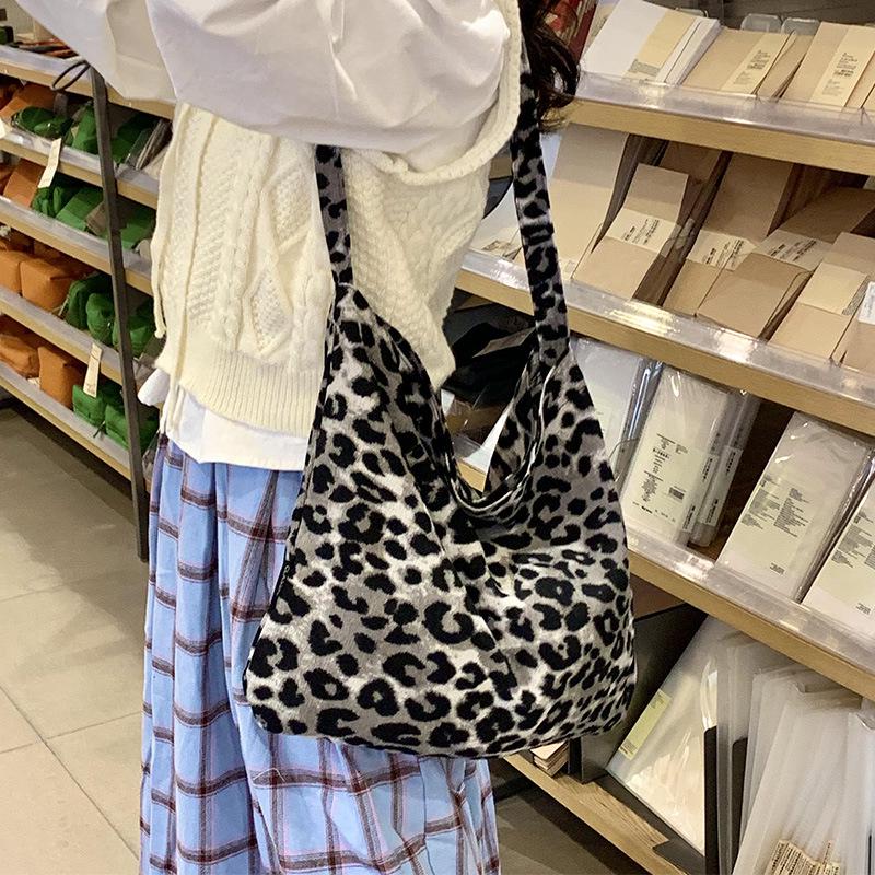 2024 Korean-Style Leopard Print Canvas Tote Bag for Women - Trendy, Casual, Large Capacity, Single Shoulder
2024 Korean-Style Leopard Print Canvas Tote Bag for Women - Trendy, Casual, Large Capacity, Single Shoulder