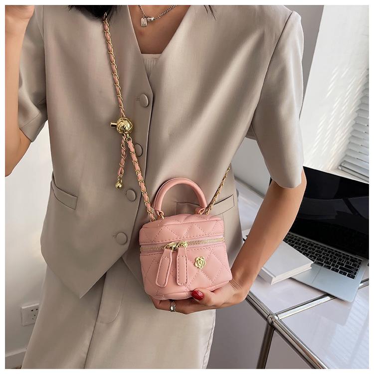 Сумка-цепочка ромбовидной формы женская 2025 новая модная с высоким чувством простая мини-сумка-ведро повседневная универсальная сумка через плечо
Сумка-цепочка ромбовидной формы женская 2025 новая модная с высоким чувством простая мини-сумка-ведро повседневная универсальная сумка через плечо