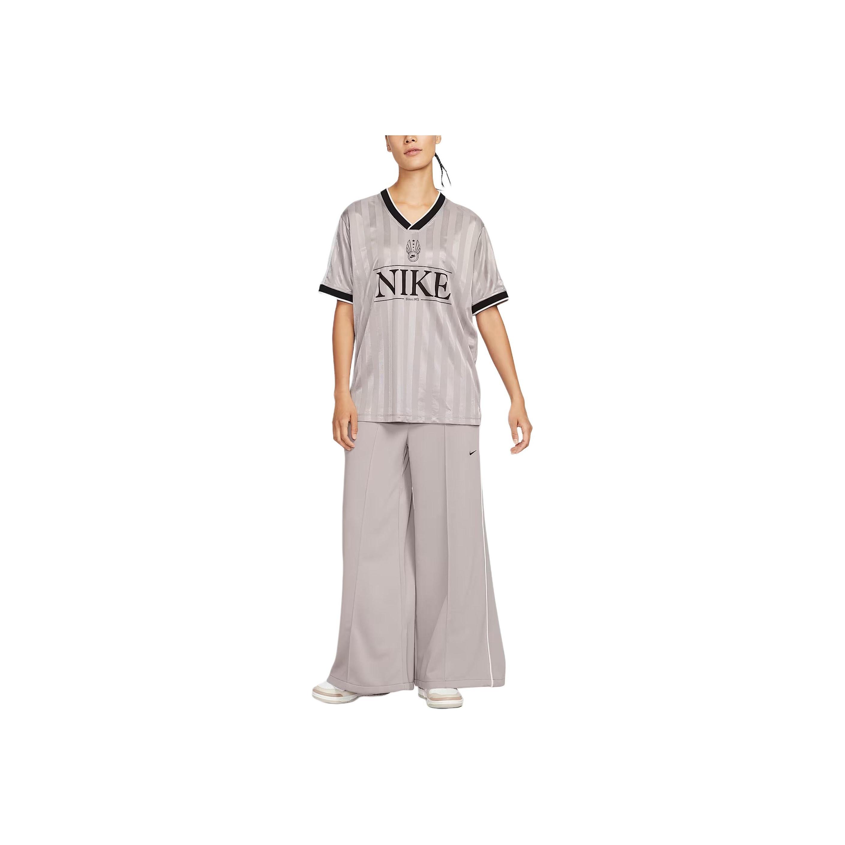 New Nike Sportswear T Shirt Women s IH8505-009 M
New Nike Sportswear T Shirt Women s IH8505-009 M