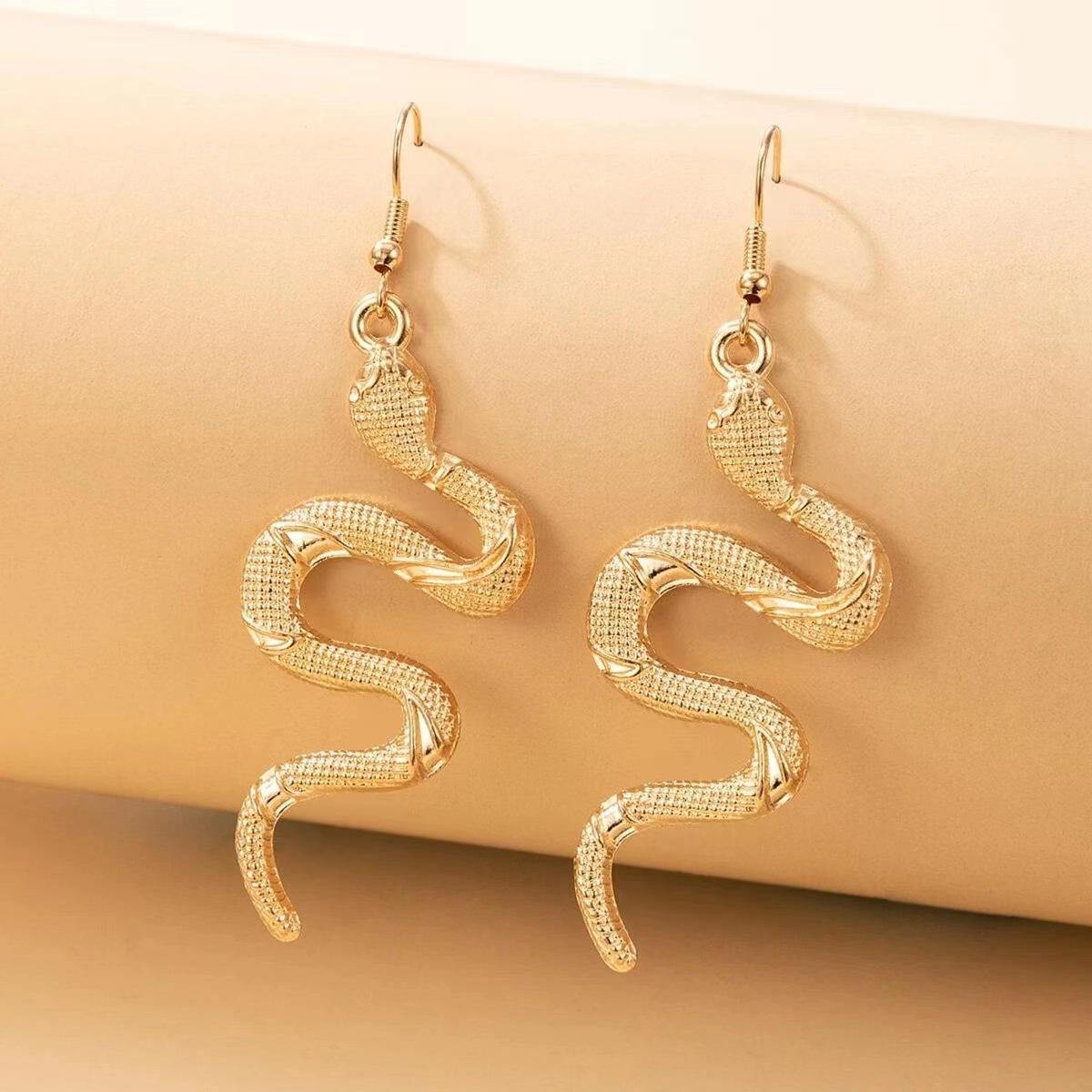 Новые поступления, золотые и серебряные серьги-капли с геометрическим узором в виде змеи для женщин, длинные серьги с жемчугом и подвеской, модные ювелирные изделия в стиле панк для девочек
Новые поступления, золотые и серебряные серьги-капли с геометрическим узором в виде змеи для женщин, длинные серьги с жемчугом и подвеской, модные ювелирные изделия в стиле панк для девочек