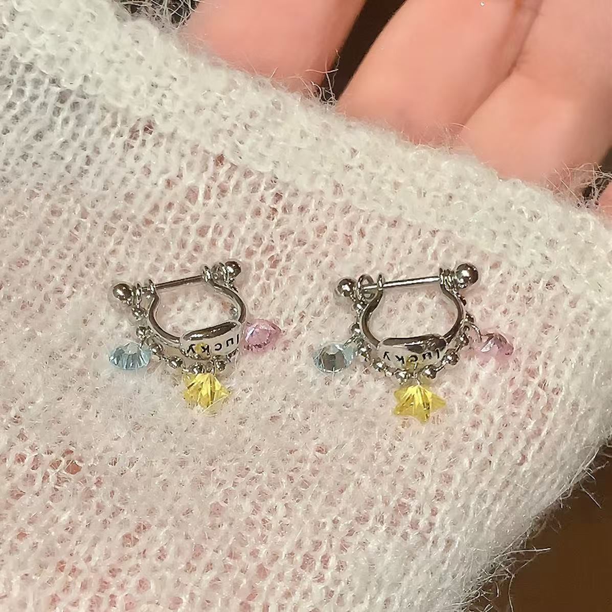 Dopamine cute zircon star pendant earrings women s titanium steel niche design earrings sweet cool earbone rings earrings
Dopamine cute zircon star pendant earrings women s titanium steel niche design earrings sweet cool earbone rings earrings