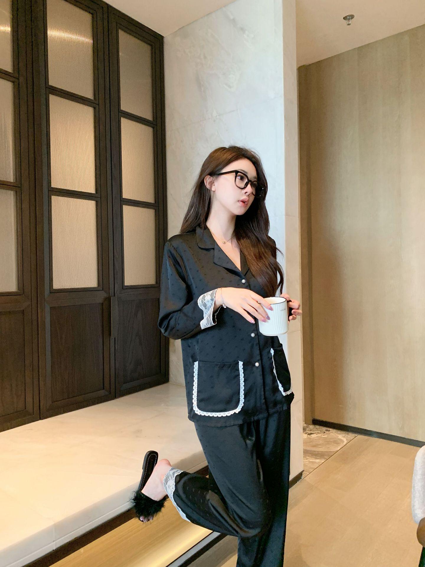 Премиальный жаккардовый атласный пижамный комплект 2025: Женский осенний кардиган и длинные брюки, больших размеров M
Премиальный жаккардовый атласный пижамный комплект 2025: Женский осенний кардиган и длинные брюки, больших размеров M