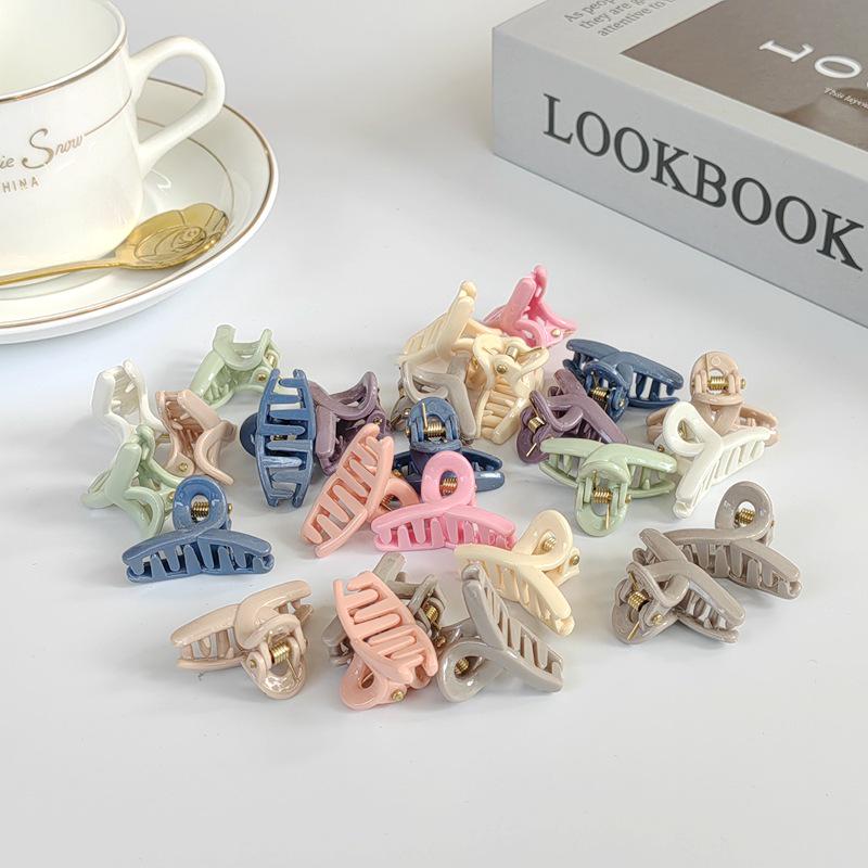 Mini Hair Claw Clip for Women, Forehead Bangs and Sideburns Tidying Tool
Mini Hair Claw Clip for Women, Forehead Bangs and Sideburns Tidying Tool